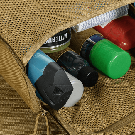 M-Tac Toilettaske med kompakt design til opbevaring af rejsetoiletry, lavet af vandafvisende 600D polyester med PVC-belægning.