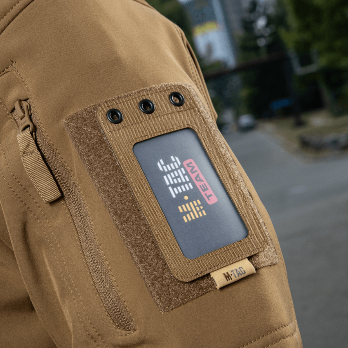 M-Tac Taktisk ID-kortholder med Snøre på jakkeærme, robust Cordura-materiale, velegnet til militær og taktisk brug. "M-TAC TEAM" badge visible.