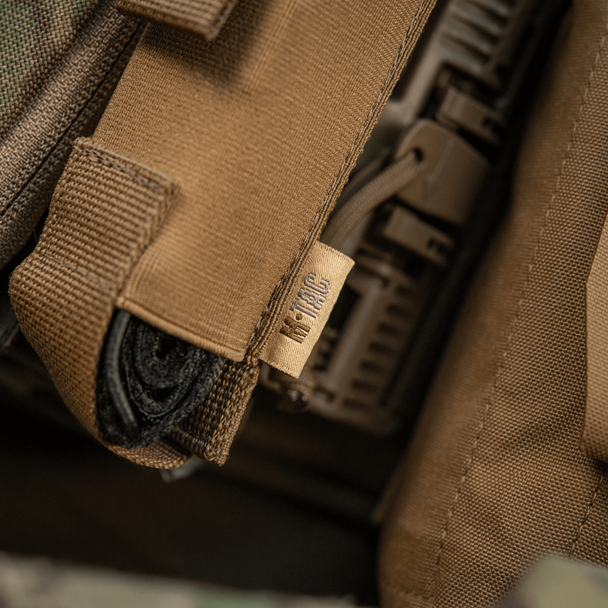 M-Tac Tourniquet Pouch Elastisk VELCRO Gen.II fastgjort under plate carrier flap med Velcro til hurtig adgang