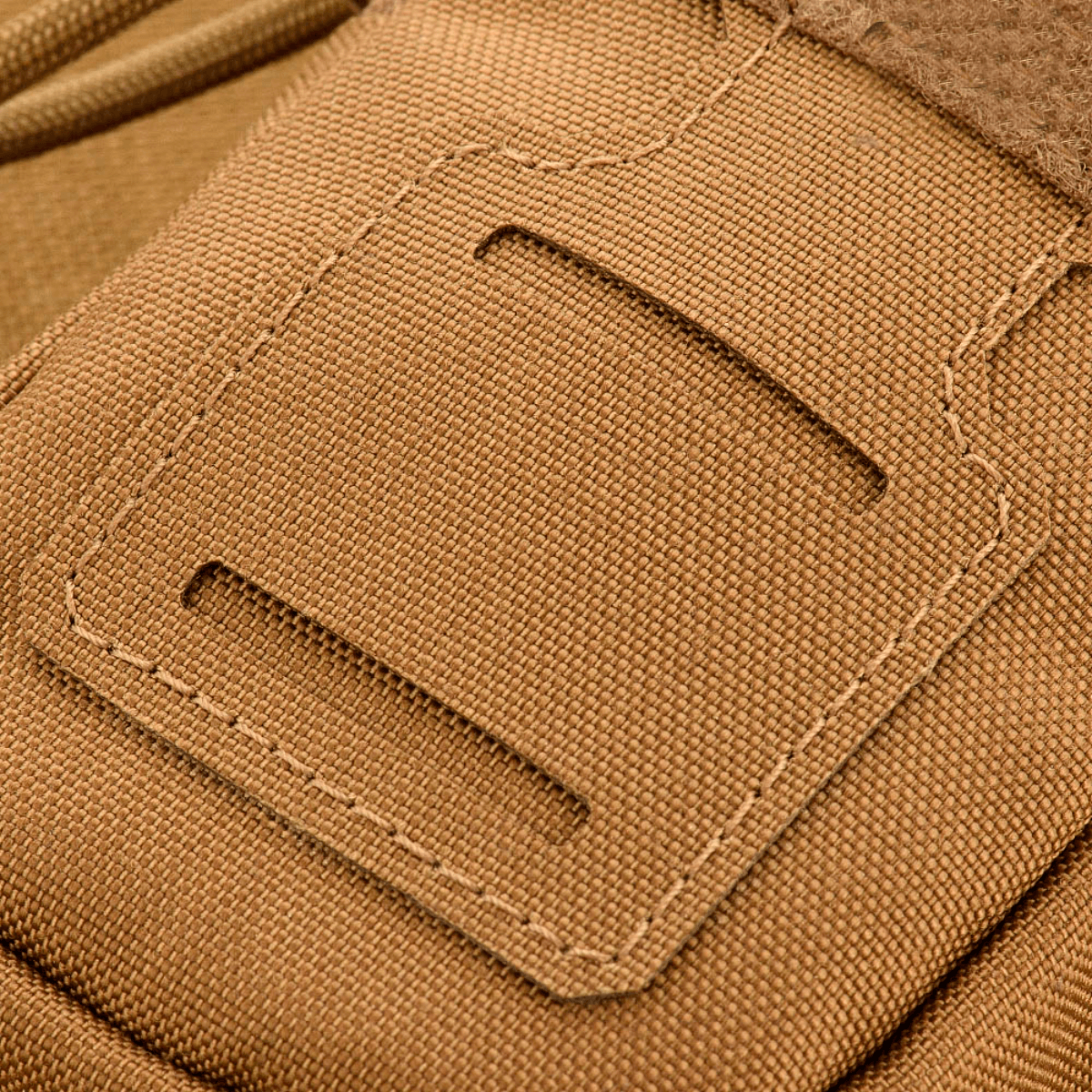 Close-up af M-Tac PC Utility Pouch Elite med MOLLE-interface og Velcro-panel i 500D Cordura. Taktisk tilbehør til opbevaring.