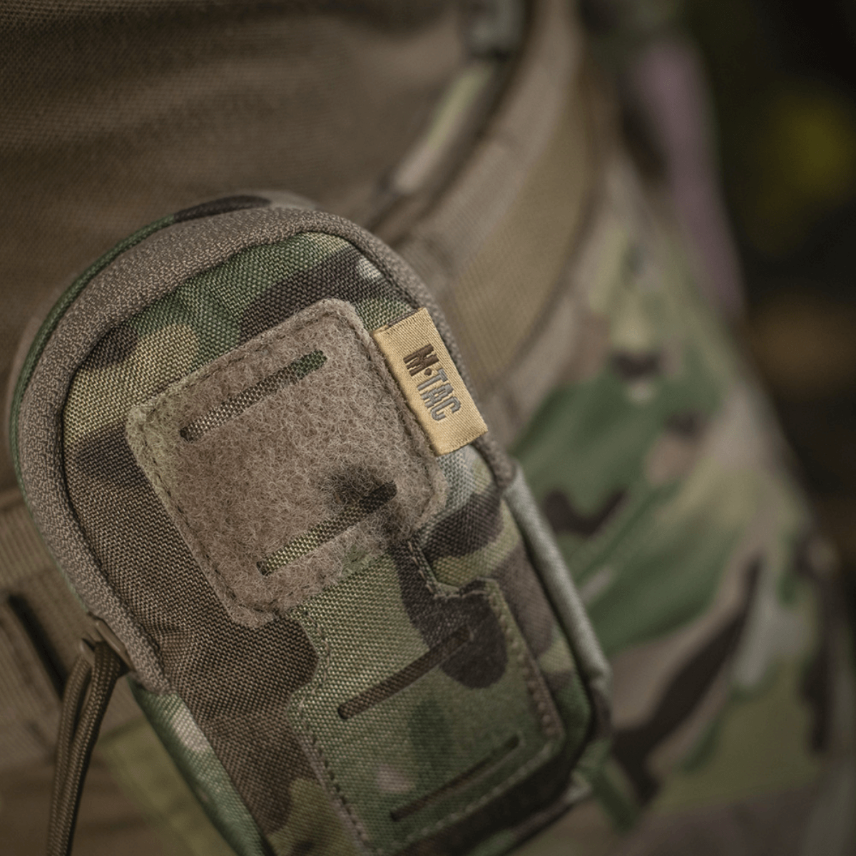 M-Tac PC Utility Pouch Elite i Cordura med MOLLE-monteringssystem, perfekt til taktisk opbevaring, set i kamouflagemønster.
