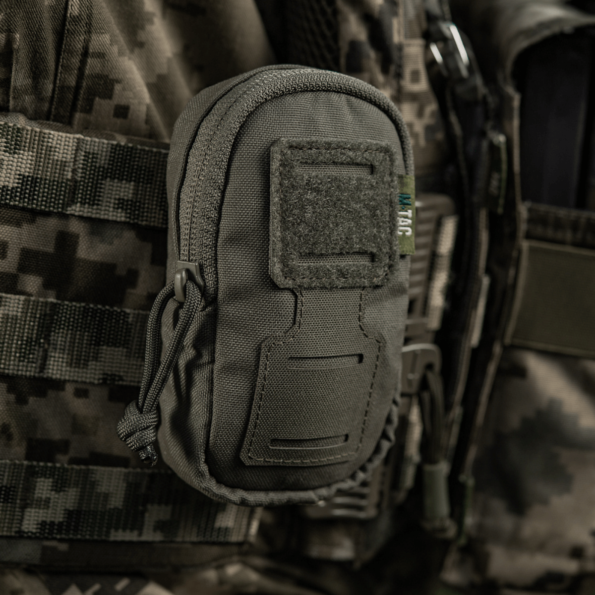 M-Tac PC Utility Pouch Elite med MOLLE-system, perfekt til taktisk brug og småopbevaring, grå pouch med Velcro-panel.
