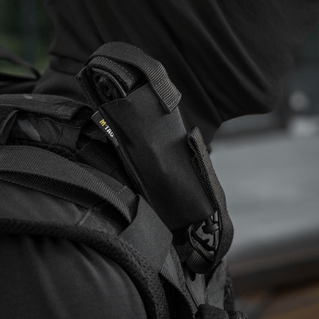 M-Tac Tourniquet Pouch Elastisk med MOLLE Gen.II monteret på rygsæk til hurtig og sikker opbevaring af tourniquet.