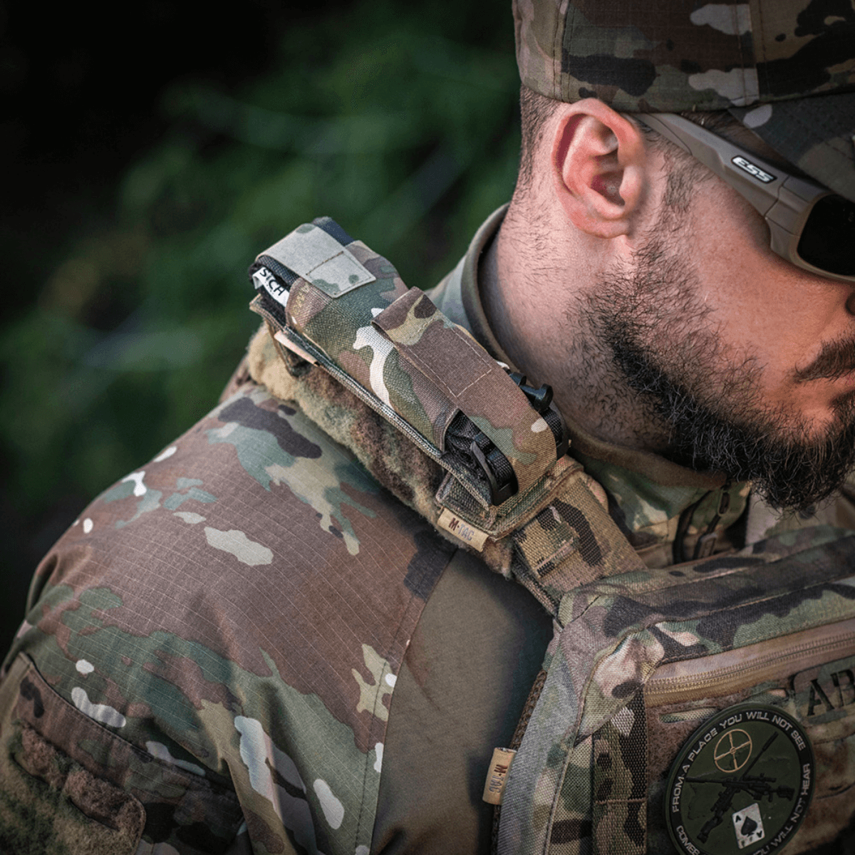 Soldat bærer M-Tac Tourniquet Pouch Elastisk med MOLLE Gen.II til hurtig adgang og sikker opbevaring af tourniquet på MOLLE-udstyr.