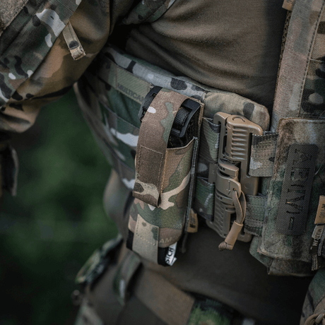 M-Tac Tourniquet Pouch Elastisk med MOLLE Gen.II monteret på udstyr med kamuflage, sikret med elastik og Cordura-søm.