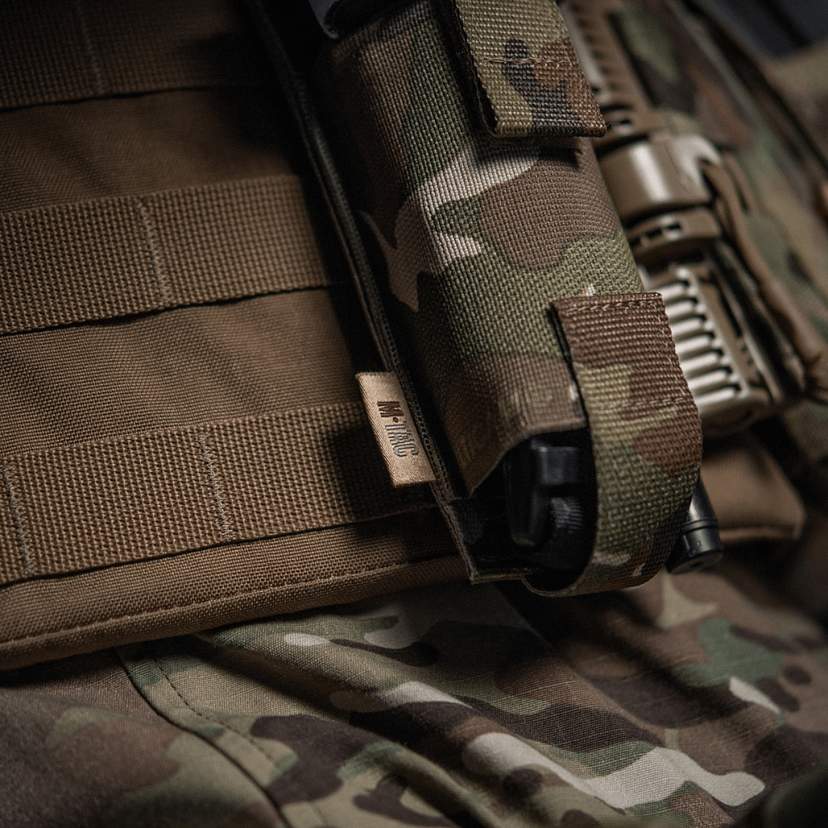 M-Tac Elastisk Tourniquet Pouch Molle Gen.III på taktisk vest i camouflagemønster