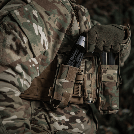 M-Tac Elastisk Tourniquet Pouch Molle Gen.III fastgjort til taktisk vest i camouflage