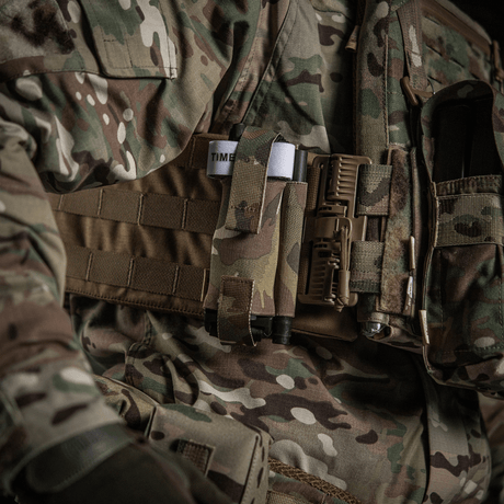 M-Tac Elastisk Tourniquet Pouch Molle Gen.III på militæruniform i camouflagemønster