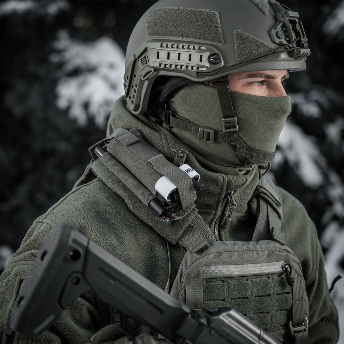 Soldat udstyret med M-Tac Elastisk Tourniquet Pouch Molle Gen.III til hurtig adgang i sneklædte omgivelser.