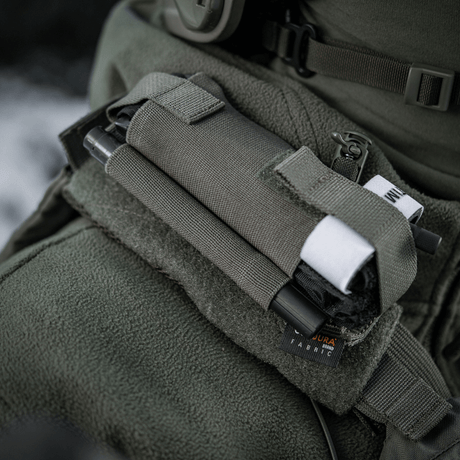 M-Tac Elastisk Tourniquet Pouch Molle Gen.III på en taktisk taske i brug