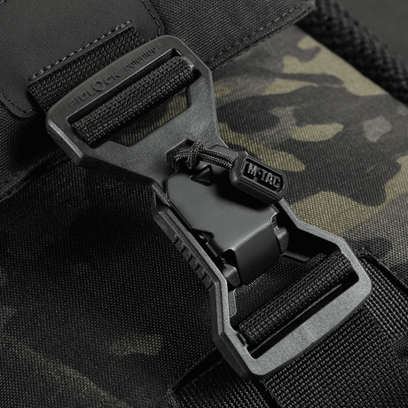 Magnetic Fidlock closure on M-Tac Satellite Magnet Bag Elite Hex for quick access and functionality.