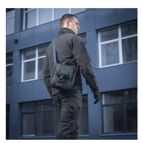 M-Tac Satellite Magnet Bag Gen. II Elite Hex in black Cordura Hex and Cordura 10 with NIJ certification, gallery position 1 in a use situation.