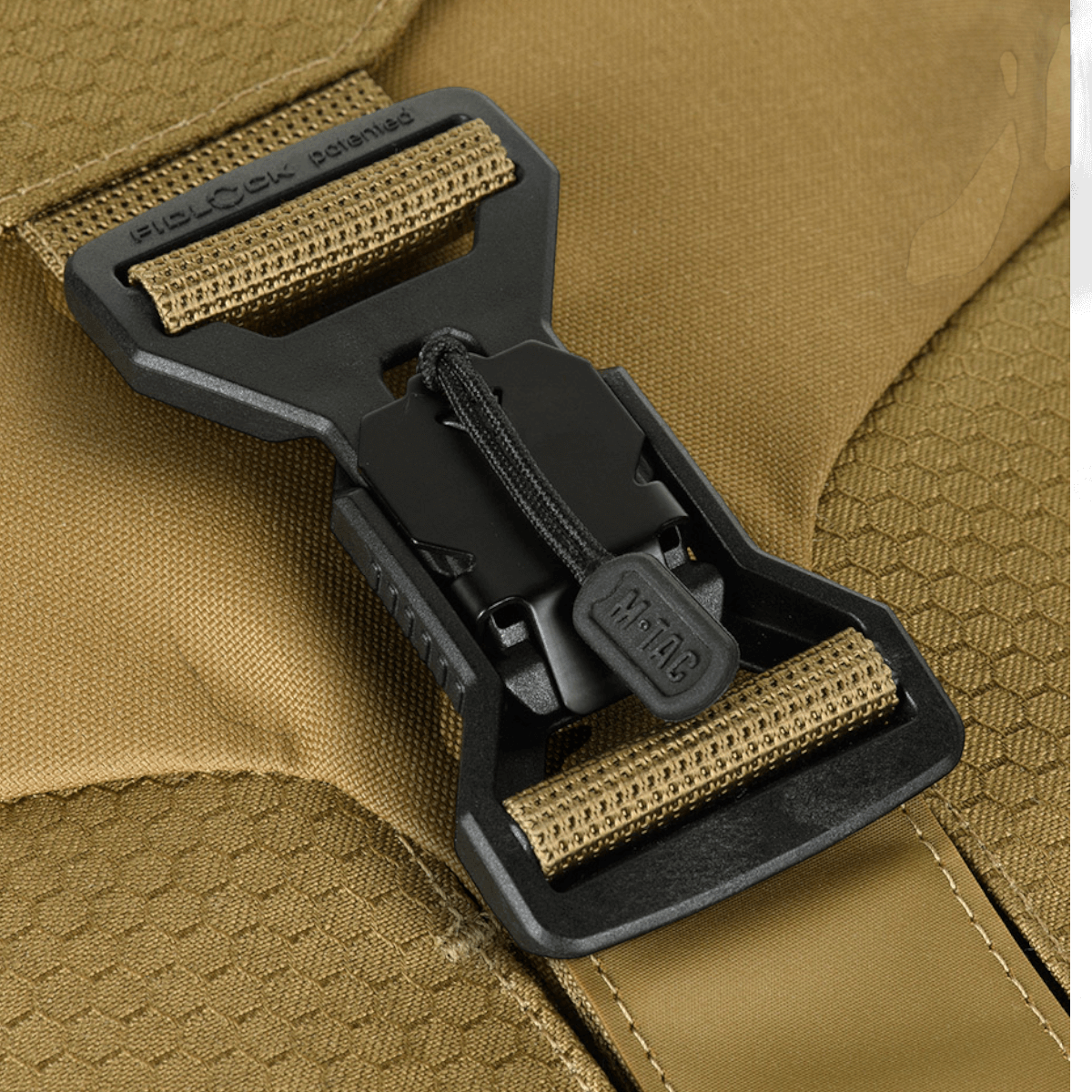 FidLock lukkesystem på M-Tac Magnet XL Taske Elite Hex med magnetisk lås i magnesium til sikker og hurtig lukning af tasken.