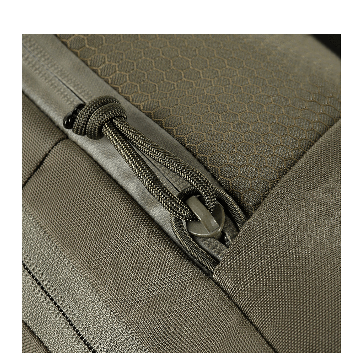 M-Tac Magnet XL Taske Elite Hex med FidLock låsesystem og Velcro-panel, nærbillede af lynlås design. Sikker og praktisk taskeløsning.