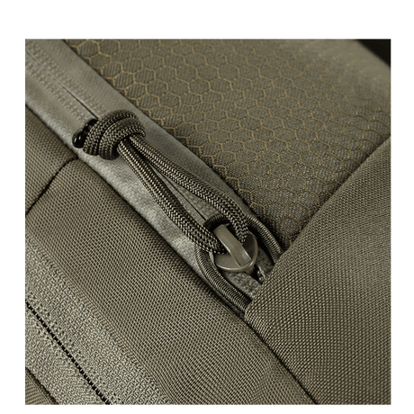M-Tac Magnet XL Bag Elite Hex with FidLock locking system and Velcro panel, close-up of zipper design, a secure and practical bag solution.