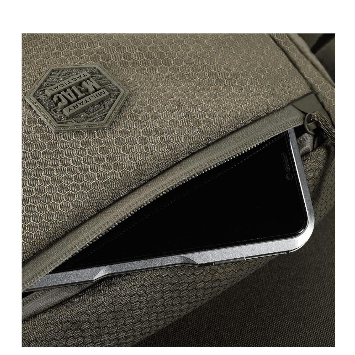 M-Tac Magnet XL Taske Elite Hex med skulderrem og FidLock-låsesystem, viser en lomme med lynlås og plads til elektroniske enheder.