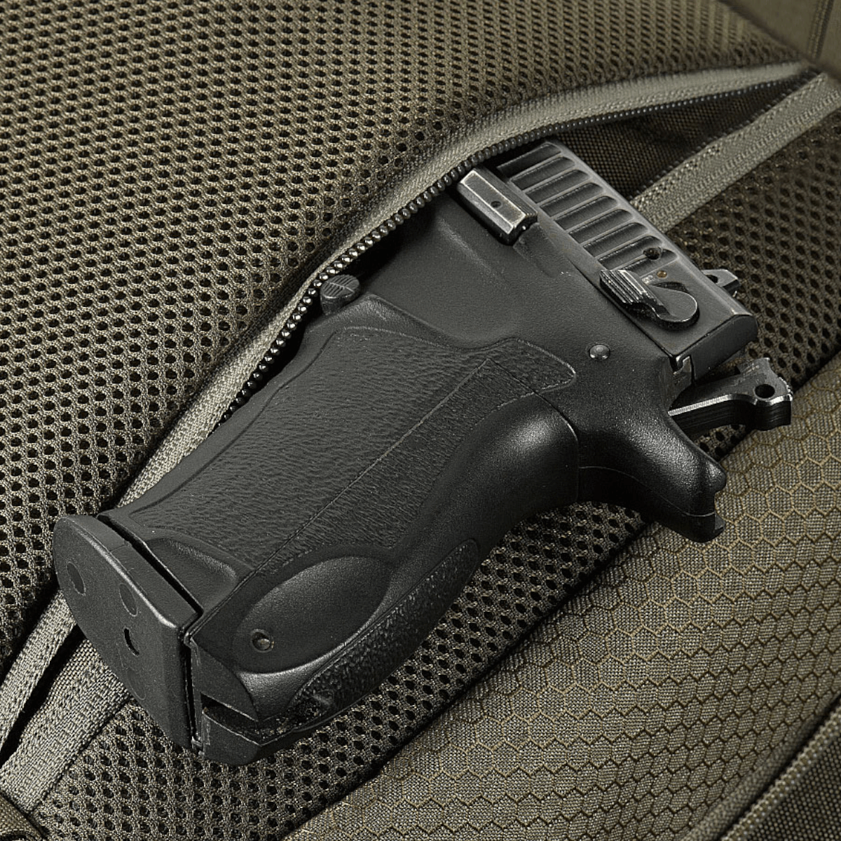 Hjemmehylster i M-Tac Magnet XL Taske Elite Hex, klar til universel brug med robust design og FidLock-låsesystem.