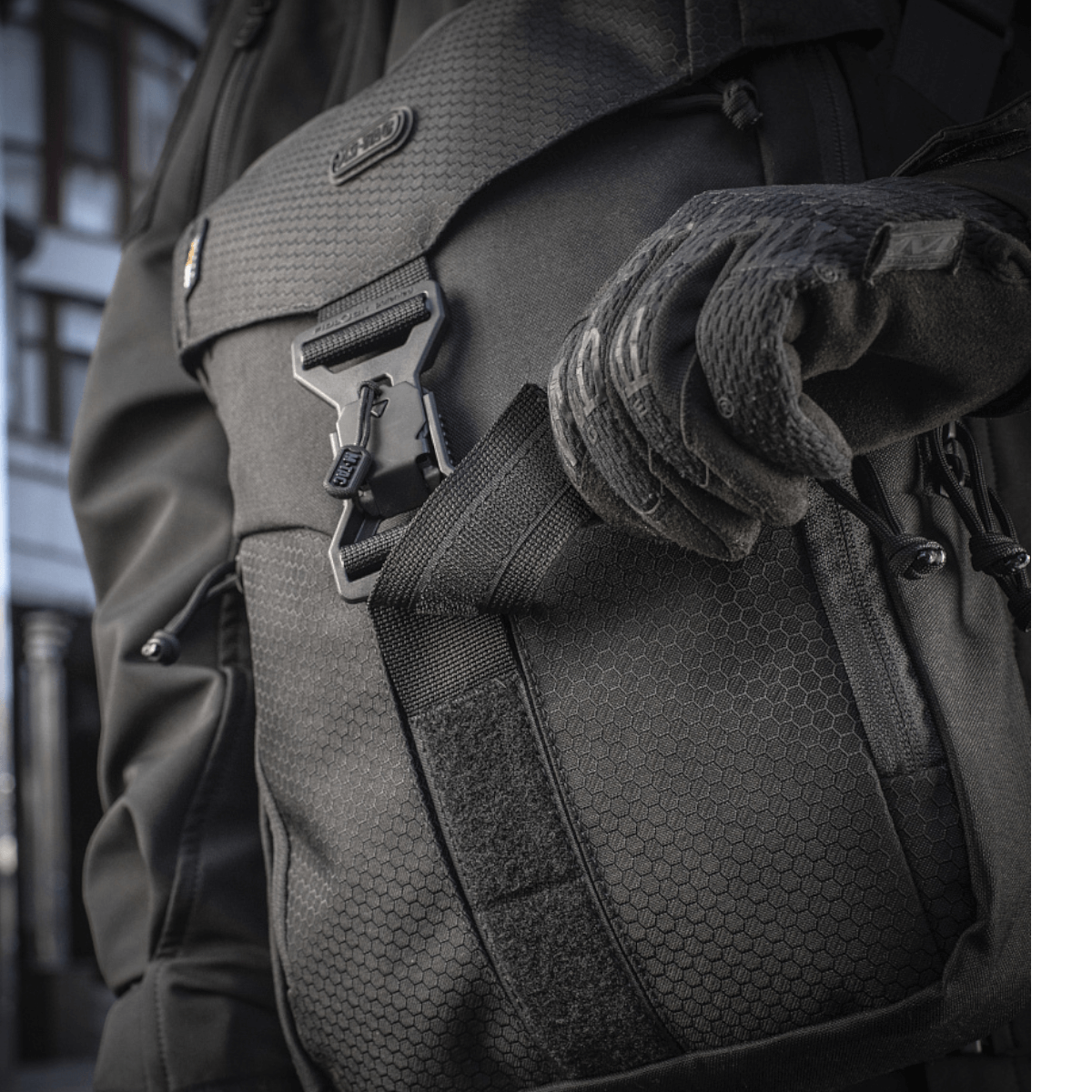 M-Tac Magnet XL Taske Elite Hex med skulderrem og FidLock låsesystem, close-up af robust design og aftageligt Velcro-panel.