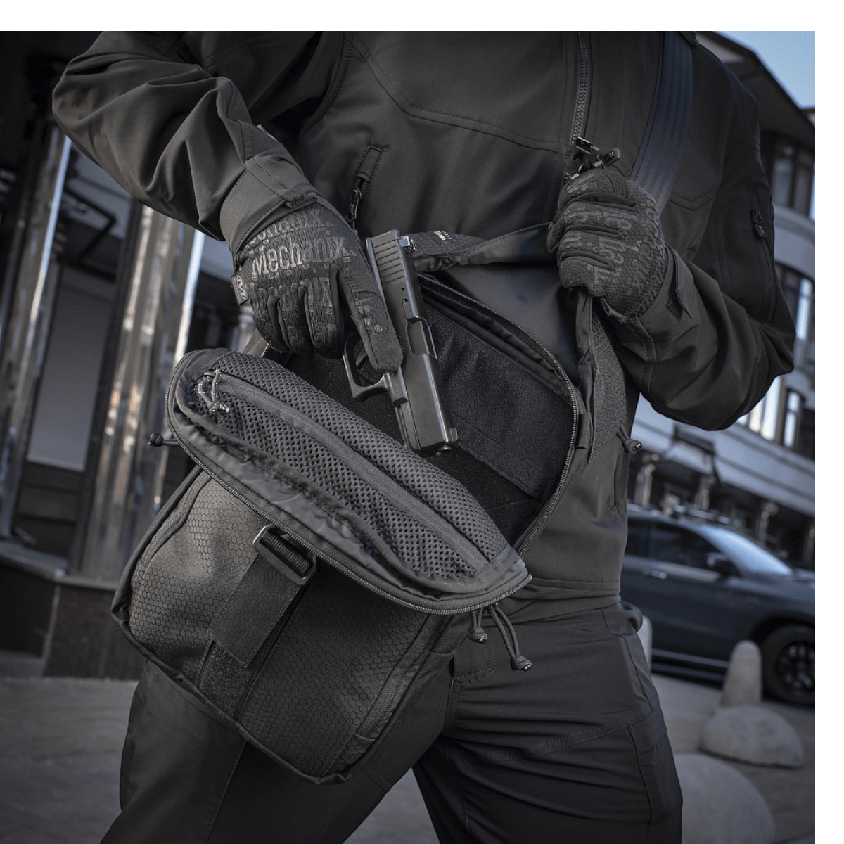 Mand iført M-Tac Magnet XL Taske Elite Hex med FidLock-lås til hurtig og sikker lukning