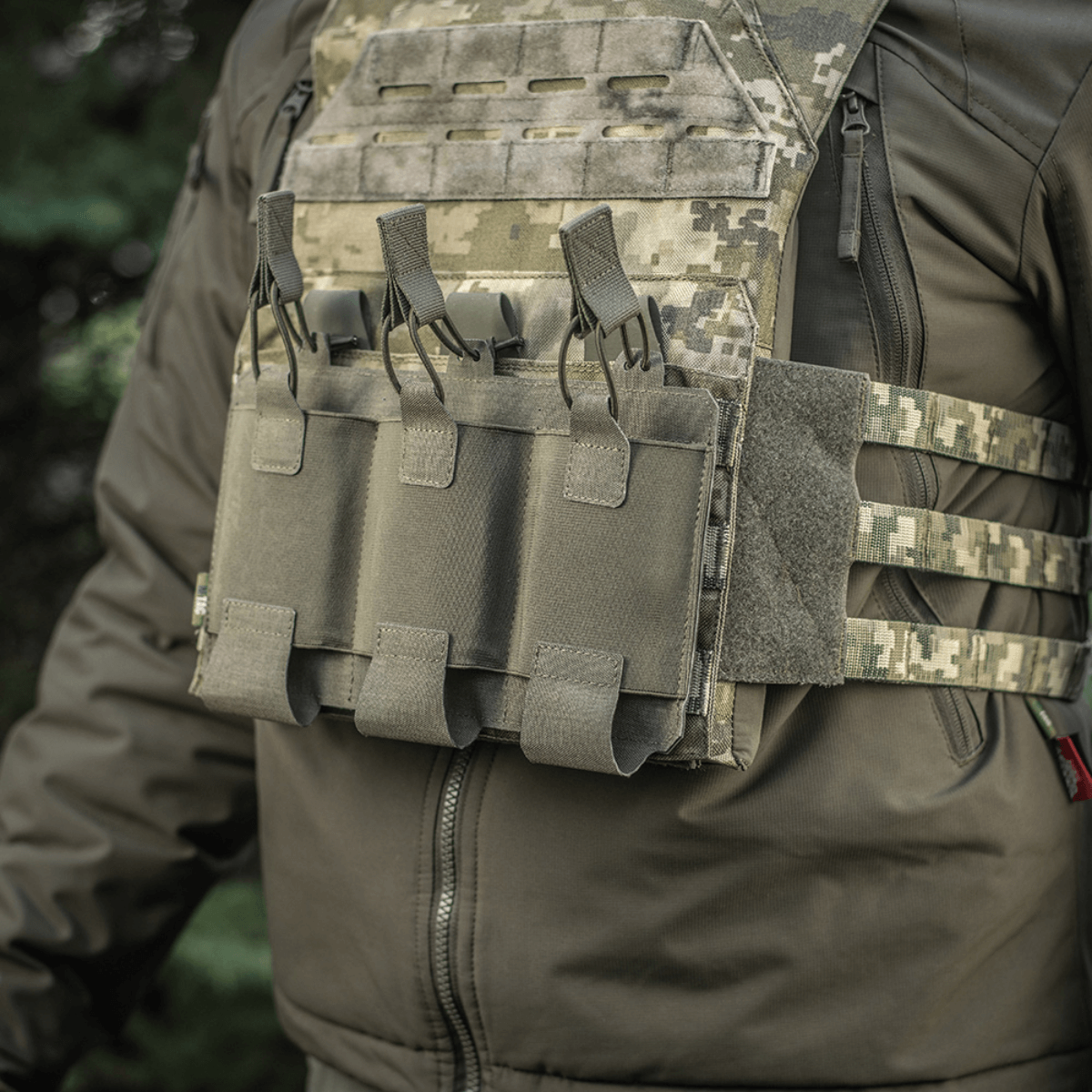 M‑Tac Elastisk Triple Magazine Pouch Elite monteret på taktisk vest, designet til 3 AK/AR-magasiner med MOLLE Laser Cut system