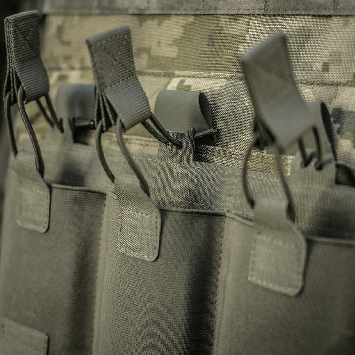 M‑Tac Elastisk Triple Magazine Pouch Elite med holdbare stropper og laser cut design for hurtig adgang til magasinerne.