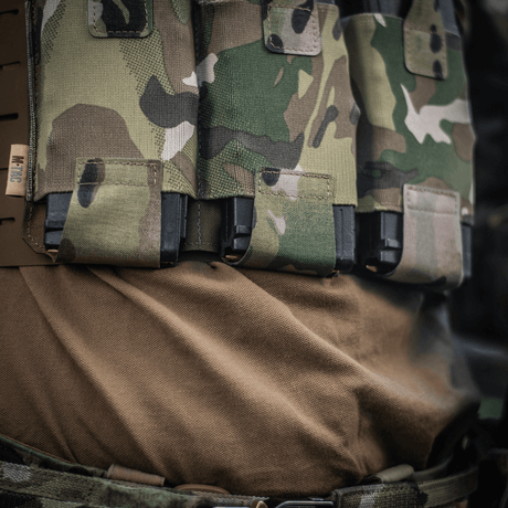 M‑Tac Elastisk Single Magazine Pouch Elite mounted on a camouflaged tactical vest, highlighting MOLLE compatibility and quick access