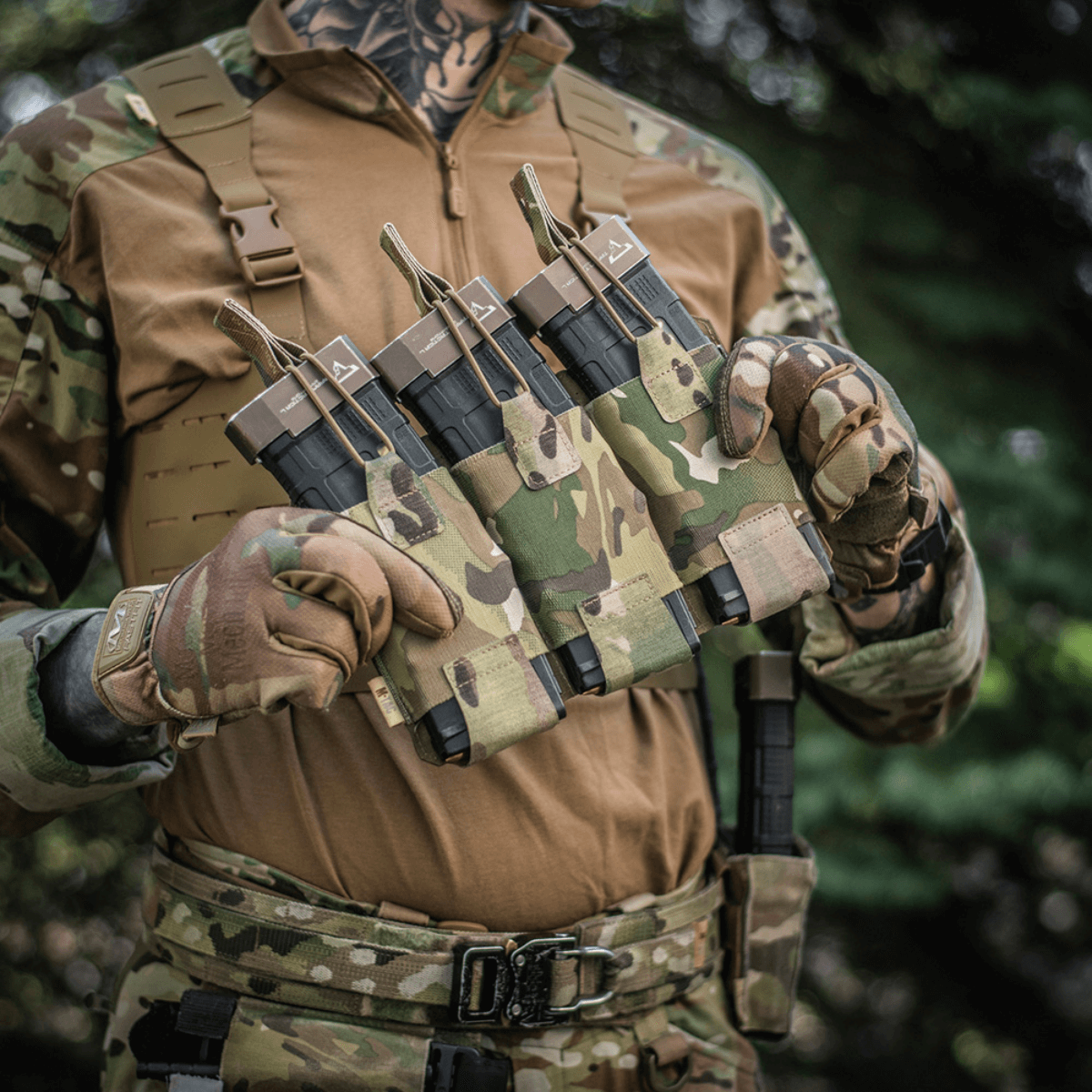 M‑Tac Elastisk Single Magazine Pouch Elite demonstrerer kapacitet til flere magasiner i taktisk miljø med MOLLE kompatibilitet.