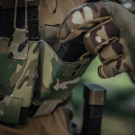 M‑Tac Elastisk Single Magazine Pouch Elite in use with camo design, ensuring quick access and secure fastening of AK/AR magazine