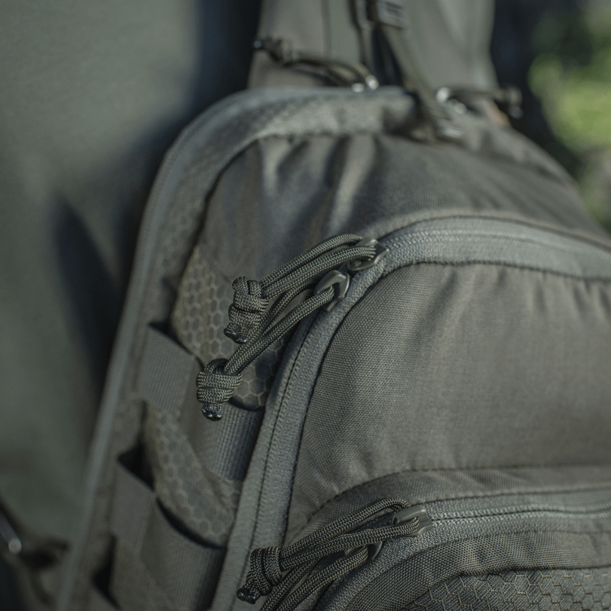 Nærbillede af M‑Tac Cross Bag Elite Hex med Cordura 500 materiale og YKK lynlåse, perfekt til daglig brug og taktiske formål.