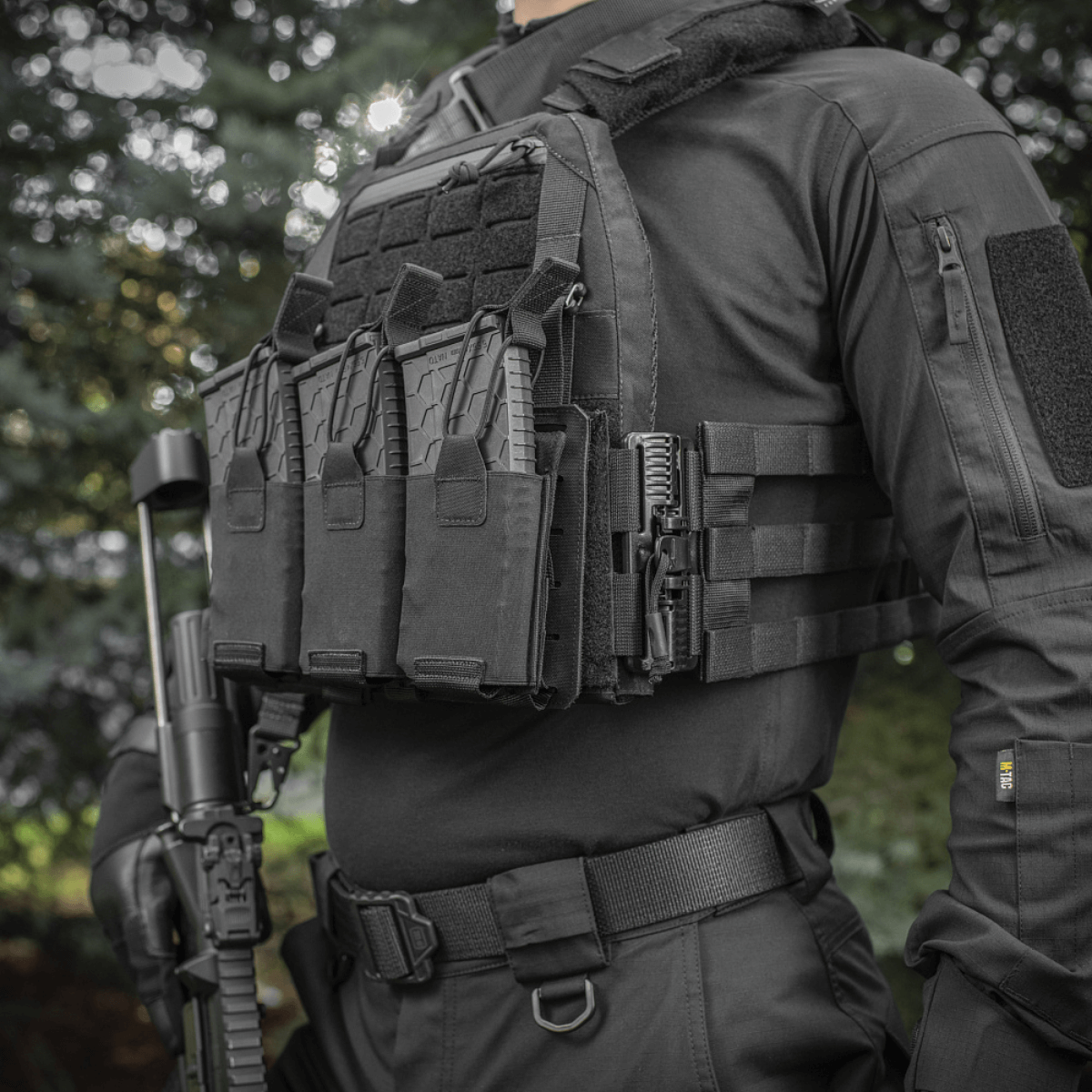 M‑Tac Plate Carrier Cuirass QRS Gen.II med quick-release system, ergonomisk design og justerbare stropper, ideel til taktisk brug.