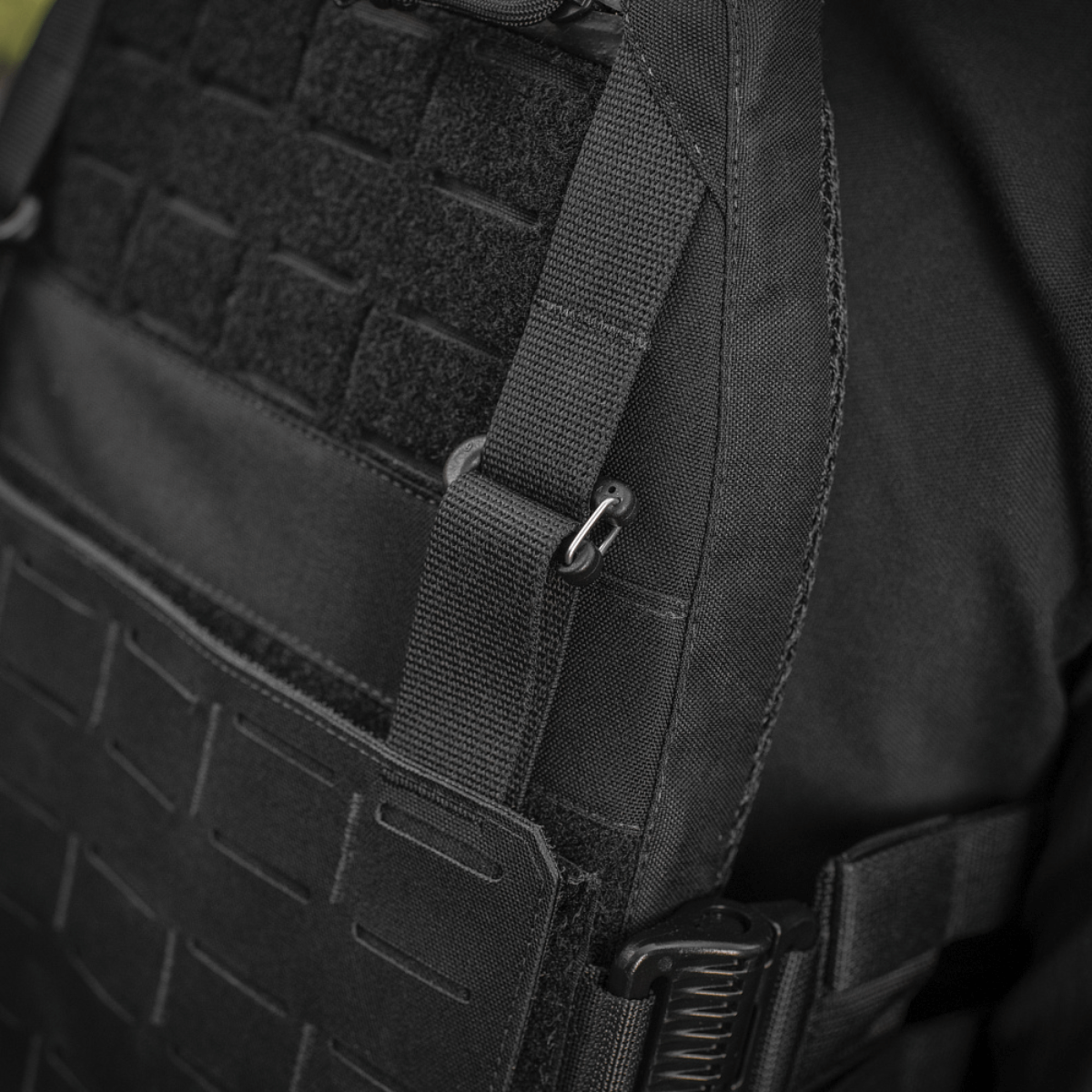 M‑Tac Plate Carrier Cuirass QRS Gen.II i Cordura 500D med quick-release system, ergonomisk design og 3D mesh-inserts for komfort.