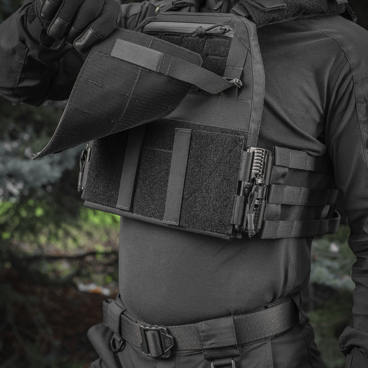 M‑Tac Plate Carrier Cuirass QRS Gen.II justerbar pladebærer med quick-release system i sort, ergonomisk design til taktisk brug.