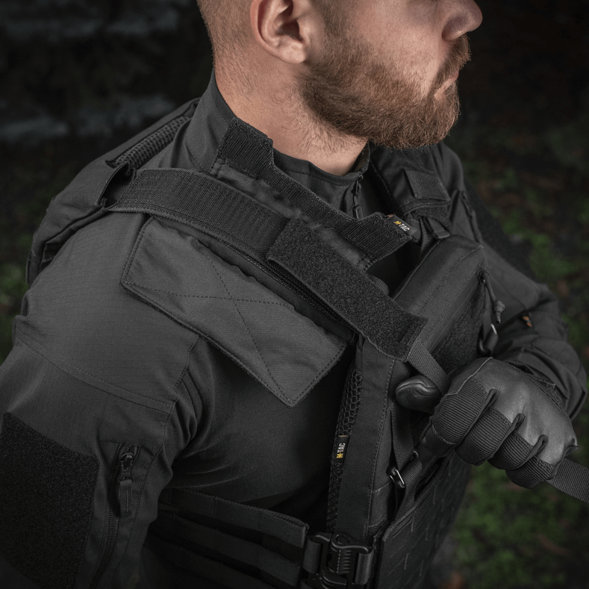 M‑Tac Plate Carrier Cuirass QRS Gen.II med quick-release system på en person, ergonomisk design til taktisk brug. Justerbar og holdbar pladebærer.