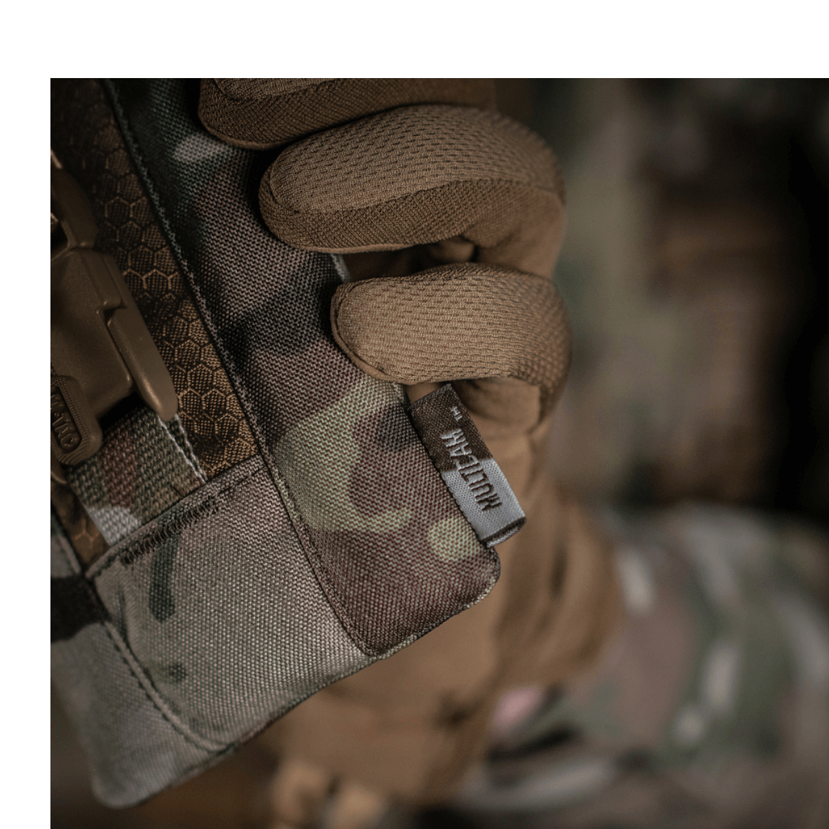 Taktisk brug af M-Tac Smartphone Lomme Elite Large Hex i CORDURA HEX-materiale i camouflagefarver med magnetisk WJ spænde.