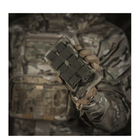 M-Tac Smartphone Lomme Elite Large Hex i holdbart CORDURA HEX materiale, viser en stilfuld og sikker mobilopbevaringsmulighed.