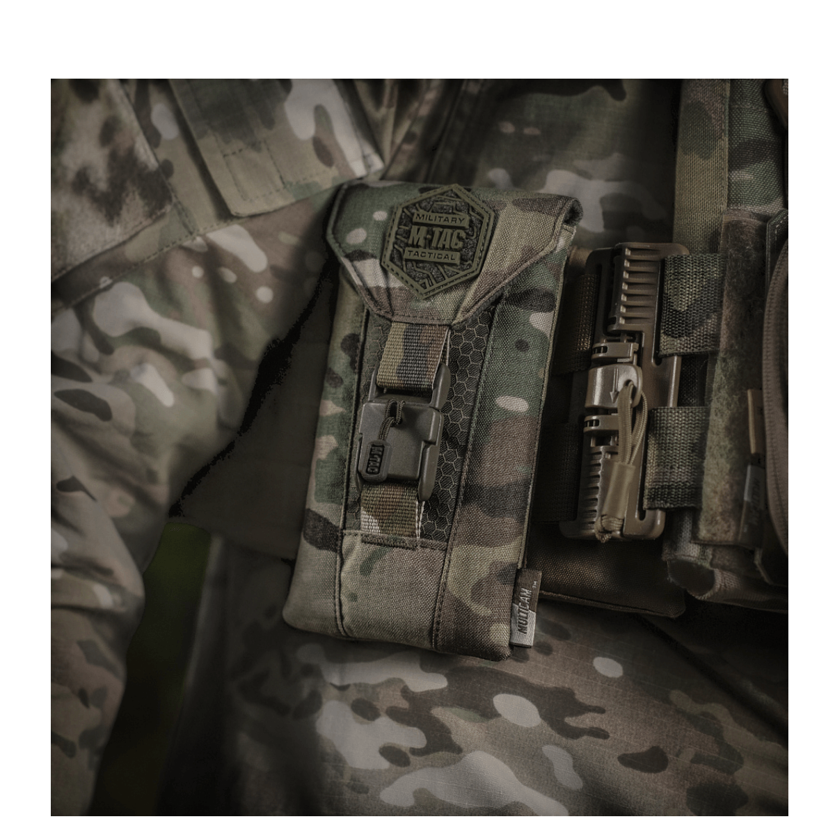 M-Tac Smartphone Lomme Elite Large Hex i camouflage med CORDURA HEX og WJ spændelukning, perfekt til sikker opbevaring af smartphone.