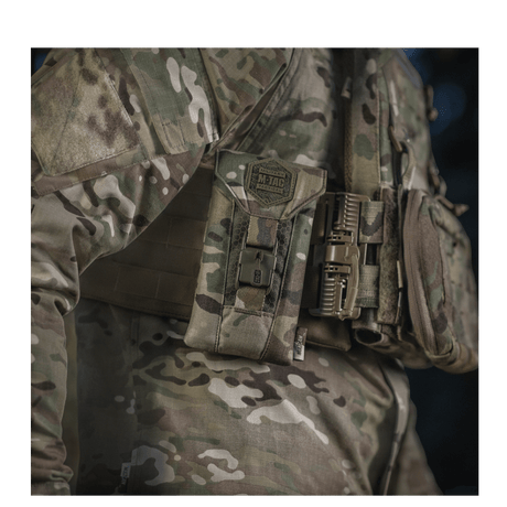 M-Tac Smartphone Lomme Elite Large Hex monteret på camouflagejakke til sikker opbevaring, lavet af slidstærkt CORDURA HEX materiale.