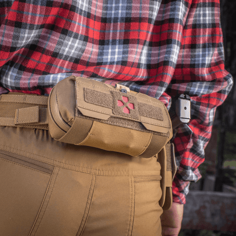 M-Tac Horizontal Medical Pouch Elite monteret på bælte, ideel til førstehjælp i felten, med holdbart Cordura og vandtæt lynlåslukning.
