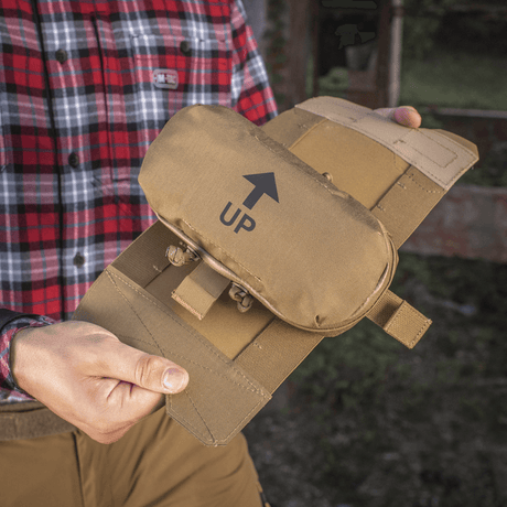 M‑Tac Horizontal Medical Pouch Elite holdt i brug i udendørs omgivelser, viser funktionalitet med aftagelig organizer og paracord-loop.