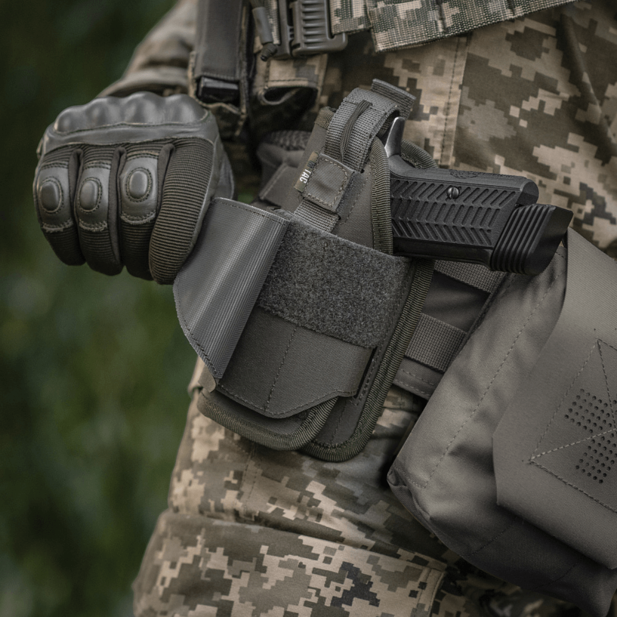 M-Tac Universal Taktisk Hylster Elite Venstre med pistolfastholdelse og MOLLE-interface.