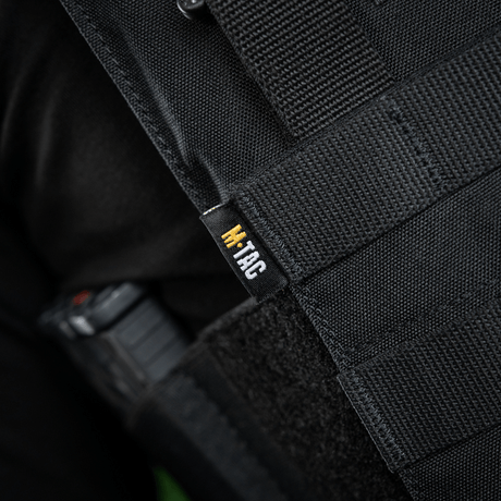 Nærbillede af M‑Tac Front Panel til Cuirass QRS med MOLLE-system og Woojin kroge, designet til militært brug.