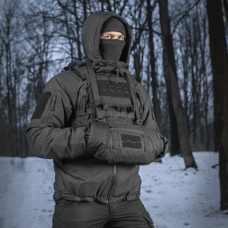 M-Tac Taktisk Håndvarmer Elite i brug i sneklædt skov, holder hænder varme med slidstærk Cordura, fleece, G-Loft isolering.