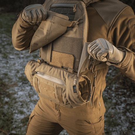 M-Tac Taktisk Håndvarmer Elite i brug udendørs, fremstillet af slidstærkt Cordura med fleecefor og innovativ G-Loft isolering.