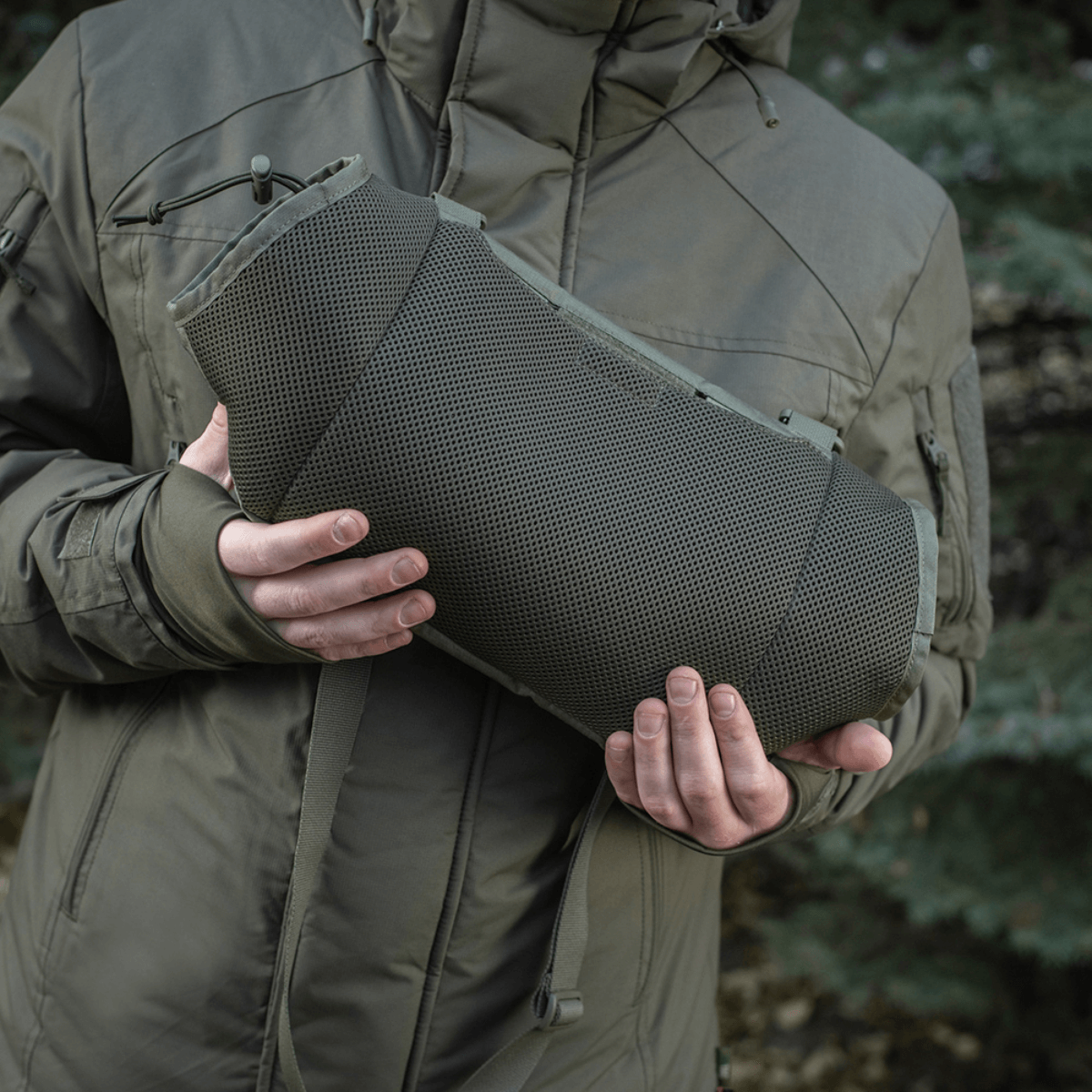 Person holder M-Tac Taktisk Håndvarmer Elite i slidstærkt Cordura med fleecefor og G-Loft isolering, perfekt til koldt vejr.