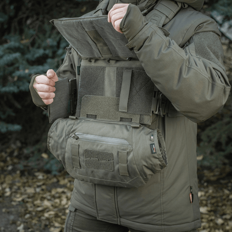 M-Tac Taktisk Håndvarmer Elite i brug under kolde vejrforhold, lavet i slidstærkt Cordura 500D med blødt Polartec fleecefor.