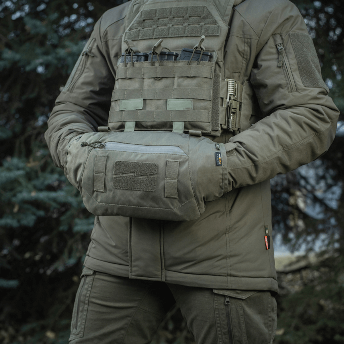 M-Tac Taktisk Håndvarmer Elite monteret på en taktisk jakke, designet til at holde hænderne varme med Cordura 500D og G-Loft isolering.