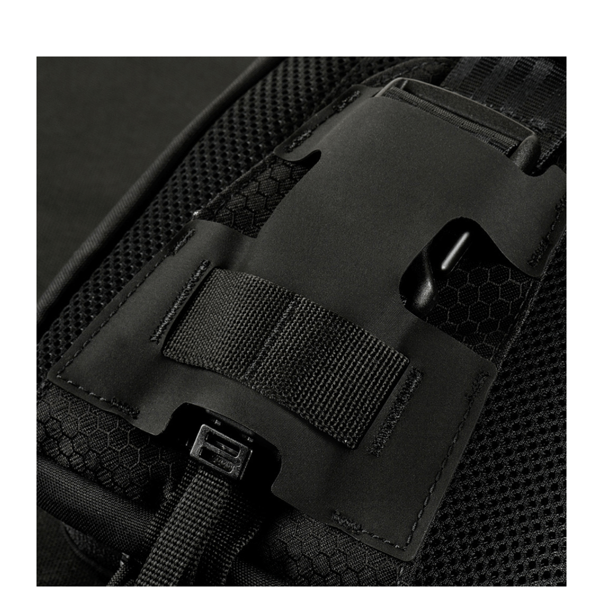 Detalje af M-Tac Sling Pistoltaske Elite Hex med justerbar skulderrem og holdbart Cordura materiale.