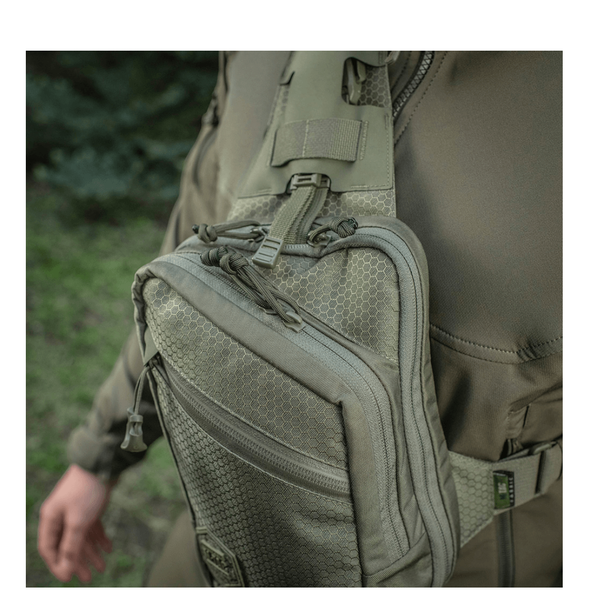 M-Tac Sling Pistoltaske Elite Hex i Cordura 1000D på en justerbar rem, perfekt til skjult våbentransport og stilfuld udendørs brug.