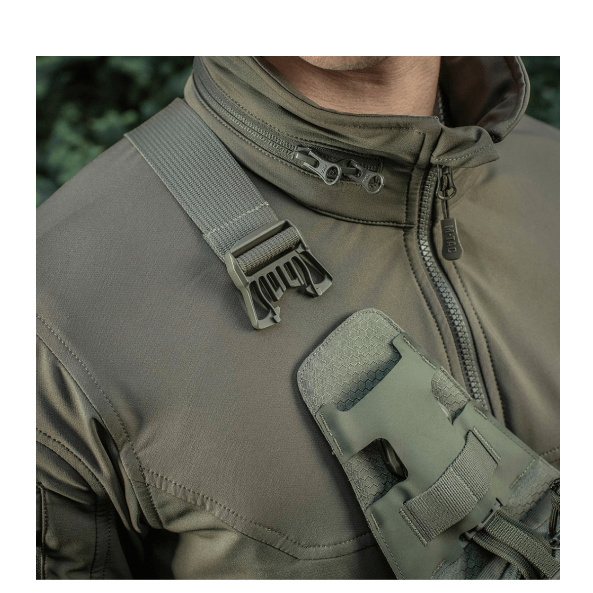 Mand bærer M-Tac Sling Pistoltaske Elite Hex med justerbar skulderrem og hurtigspænde, fremstillet af holdbar Cordura 1000D.