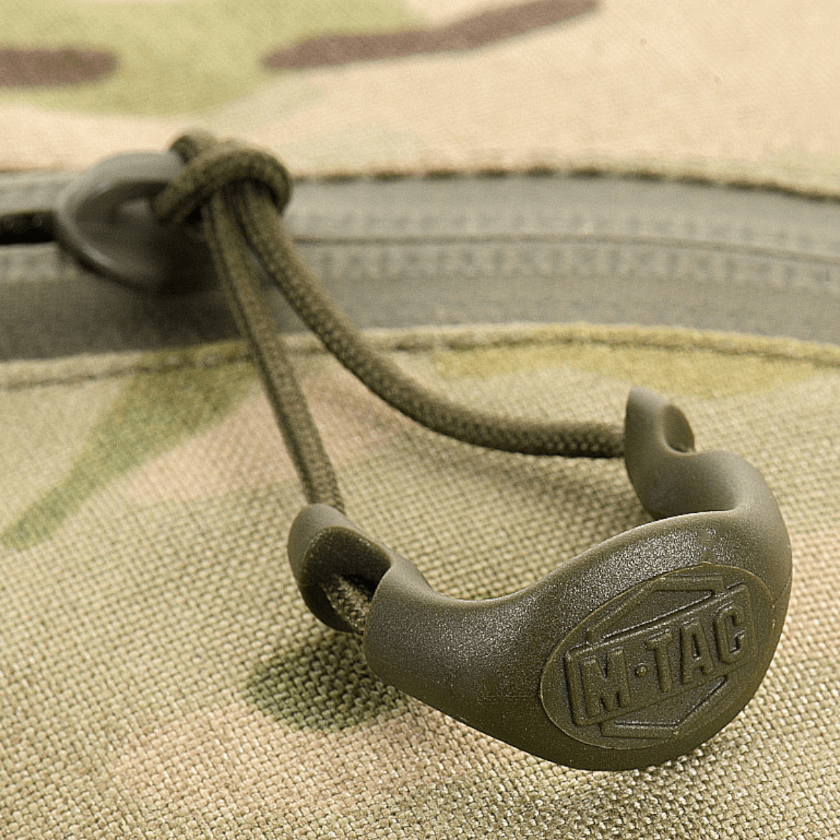 M-Tac Sling Pistoltaske Elite Hex detalje af lynlås med slidstærkt Cordura materiale i camouflage design.